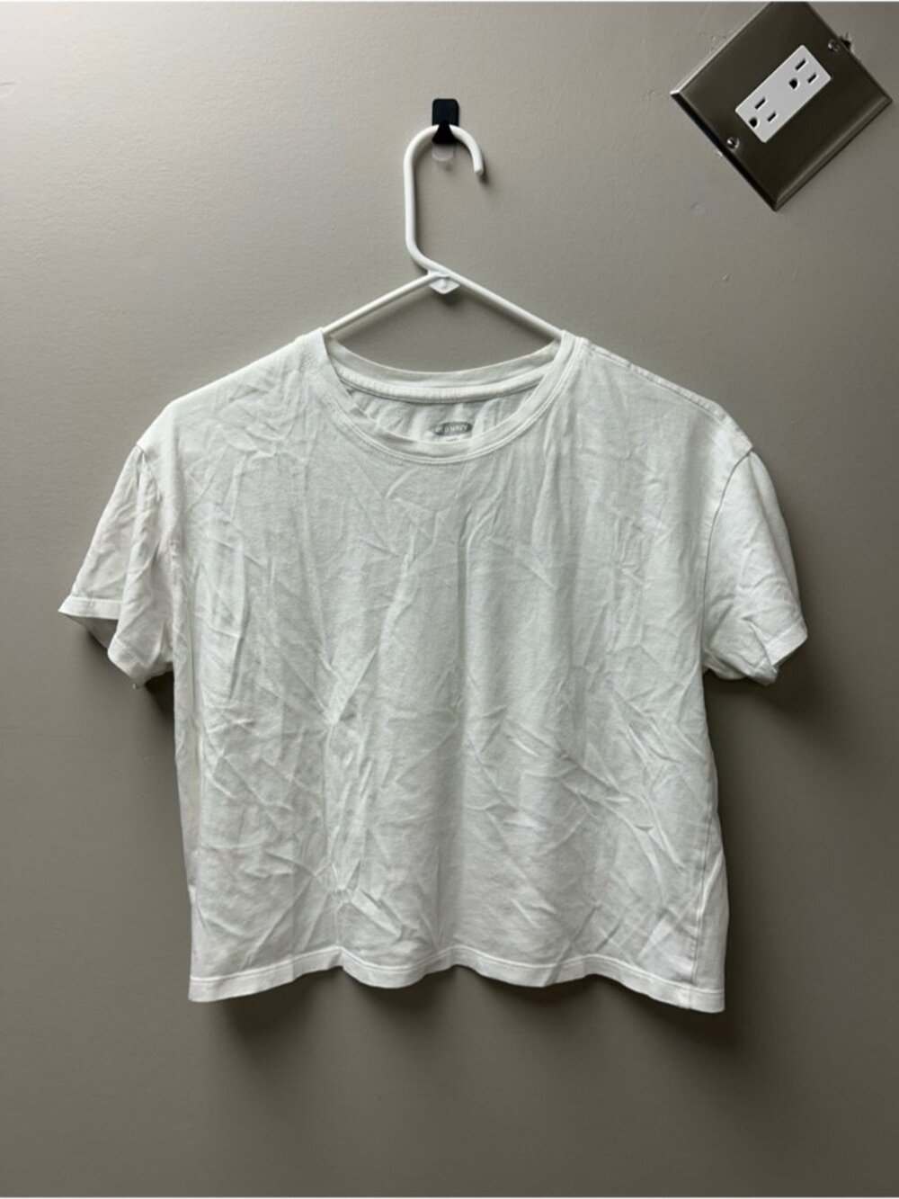 Old Navy Women’s Cropped White Tee Shirt